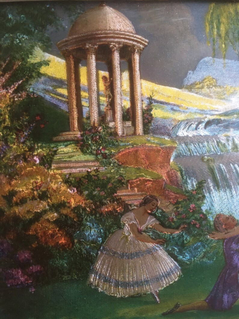 Op de afbeelding: Een schilderij dat een fantasierijke sc&egrave;ne voorstelt met een wit prieel, een waterval en twee figuren in een tuin. De figuren zijn gekleed in wit en paars, en de sc&egrave;ne is gevuld met weelderig groen en bloemen.