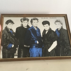 Sällsynt Duran Duran popkonstspegel från 1980-talet. Screentryckt vintagespegel, new wave, samlarföremål med 80-talsmusik.