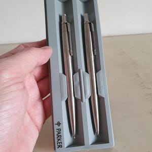 Set di penna a sfera e matita meccanica vintage Parker Jotter - acciaio inossidabile, prodotto nel Regno Unito (IY), anni '80. Nuova cartuccia di inchiostro Parker sigillata.