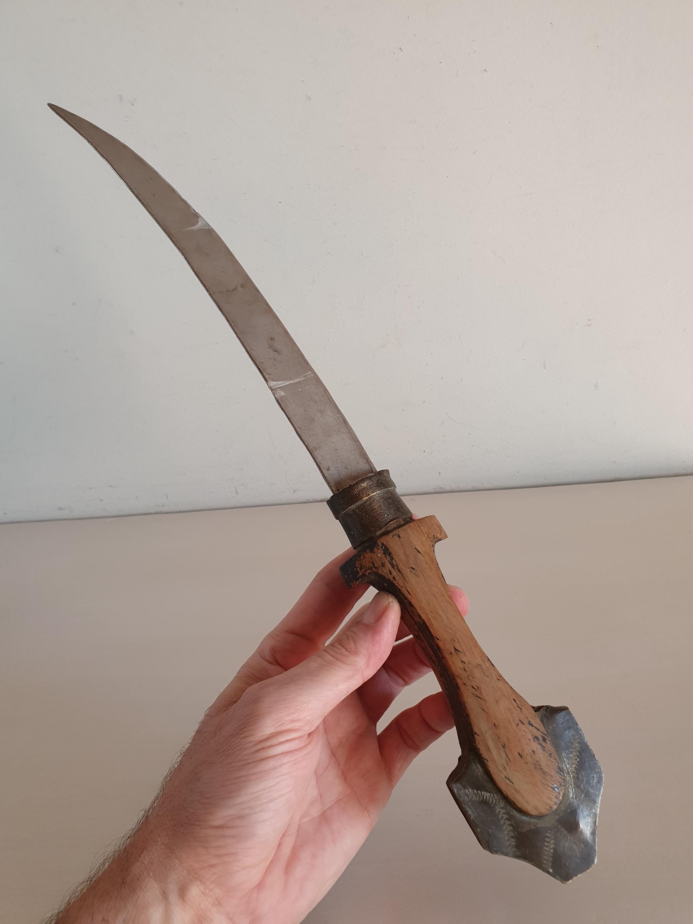 ヴィンテージ中東ハンジャール短剣、湾曲した鞘、真鍮と木製のハンドル