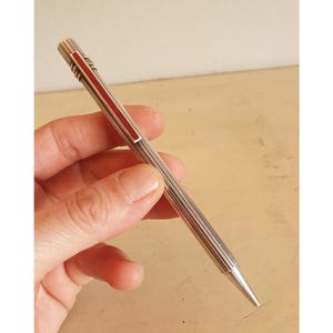Vintage Cartier Must de Cartier Silver-Plated Ballpoint Pen with Red Enamel Clip, 1980s, Unique Serial Νumber, France, 13.3 cm, 32.8 gr.