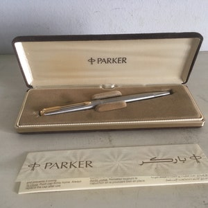 Parker UE-balpen uit de jaren 80 in luxe presentatiekoffer. Zilverkleurige metalen Parker met vergulde versieringen.