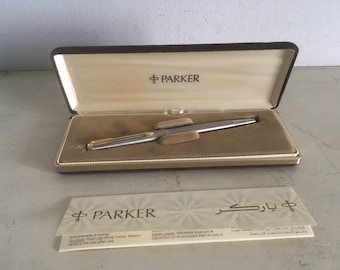 Bolígrafo Parker UE de los años 80 en estuche de presentación de lujo. Parker de metal en tono plateado con adornos chapados en oro.