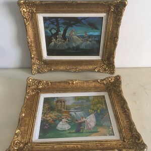 Op de afbeelding: Twee ingelijste schilderijen die balletdansers voorstellen. Het bovenste schilderij toont een groep dansers in witte tutu's onder een boom 's nachts. Het onderste schilderij toont twee dansers in een tuinsetting.