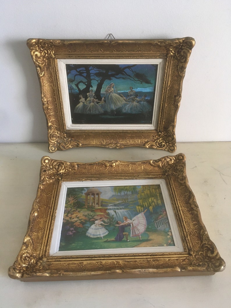 Op de afbeelding: Twee ingelijste schilderijen die balletdansers voorstellen. Het bovenste schilderij toont een groep dansers in witte tutu's onder een boom 's nachts. Het onderste schilderij toont twee dansers in een tuinsetting.