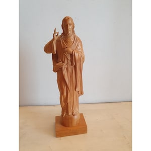 Hand-Carved Wooden Jesus Christ Statue, 33.5 cm (13.2 in) Tall, Religious Figurine on Base, Christian Decorative Art, Religious Artwork.