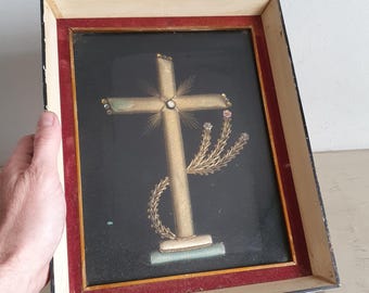 Antik viktorianskt tygkors i inramad skugglåda, religiöst minneskonstverk, 35 x 21 cm, handgjord kristen väggbonad.