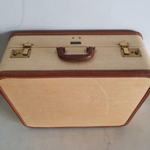 Valigia vintage in tela beige con fodera bordeaux di Amelia Earhart, bagaglio anni '50 realizzato negli USA, finiture in pelle, 54,5x47,5 x 22 cm, 4,76 kg.