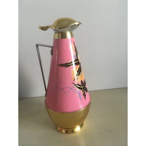 Termo de hervidor de esmalte de estaño de 1970. Jarra China con Estampado de Flores, Esmalte Rosa y Acabados Dorados. Accesorio de cocina vintage sin usar y limpio.