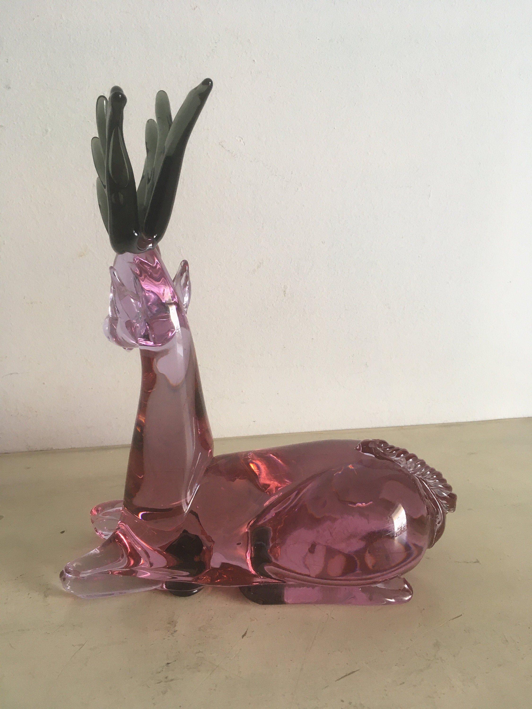 吹きガラスの鹿の置物、ムラーノ スタイルのガラス彫刻