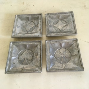 Conjunto de 4 ceniceros de peltre de trajes de naipes vintage. Símbolos de Espadas, Corazones, Diamantes y Tréboles, Metal, Ceniceros de Tamaño Pequeño.
