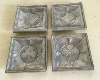 Set von 4 Vintage Spielkarten Anzüge Zinn Aschenbecher. Pik, Herzen, Karo und Clubs Symbole, Metall, kleine Aschenbecher.