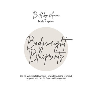 Może przedstawiać: Beżowe koło z tekstem "Bodyweight Blueprints" napisanym czarnym, ozdobnym pismem. Pod kołem znajduje się tekst "the no-weights fat burning + muscle building workout program you can do from, well, anywhere".