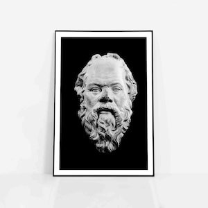 Könnte beinhalten: Schwarzweißfoto einer Skulptur eines Mannes mit Bart. Die Skulptur befindet sich vor einem schwarzen Hintergrund.