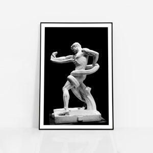 Könnte beinhalten: Eine weiße Marmorskulptur eines Mannes, der mit einer Schlange ringt. Die Skulptur ist vor einem schwarzen Hintergrund platziert.