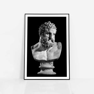 Può includere: Fotografia in bianco e nero di un busto di marmo di Ercole. Il busto è su un piedistallo con la scritta "Ercole" incisa su di esso.