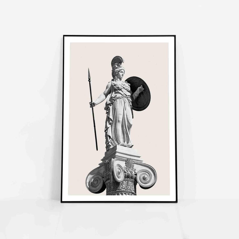 Op de afbeelding: Zwart-witfoto van een standbeeld van een vrouw die een speer en een schild vasthoudt. Het standbeeld staat op een kolom met sierlijke details.