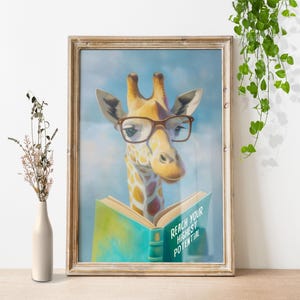 Może przedstawiać: Oprawiony wydruk przedstawiający żyrafę w okularach czytającą książkę. Otwarta książka zawiera tekst „REACH YOUR HIGHEST POTENTIAL”. Żyrafa ma żółto-brązowe futro na jasnoniebieskim tle.