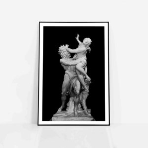 Könnte beinhalten: Schwarzweißfoto einer Marmorskulptur, die einen Mann und eine Frau in einer dramatischen Pose zeigt. Die Skulptur ist vor einem schwarzen Hintergrund platziert.