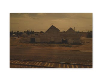 Fotografía de un granero abandonado sobre lienzo mate