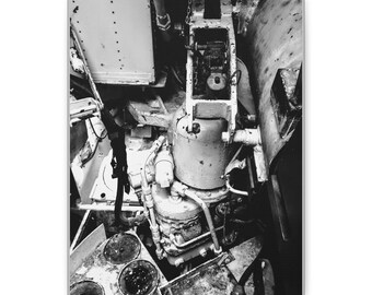 Lienzo fotográfico con diseño de maquinaria industrial y el interior de un tanque antiguo.