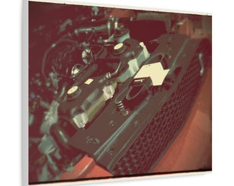 Lienzo impreso del compartimento del motor del Mustang Shelby, fotografía automotriz vintage, decoración de garaje en tonos cálidos.