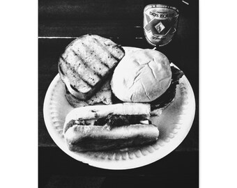 Lienzo fotográfico en blanco y negro con foto de un plato de picnic.