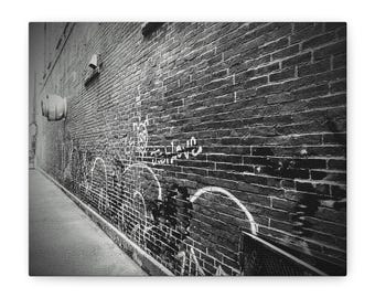 Lienzo con grafitis en blanco y negro de un callejón urbano