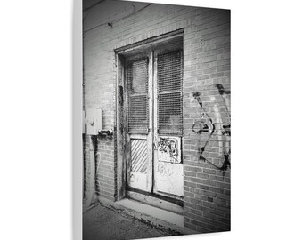 Puerta de ladrillo abandonada sobre lienzo mate