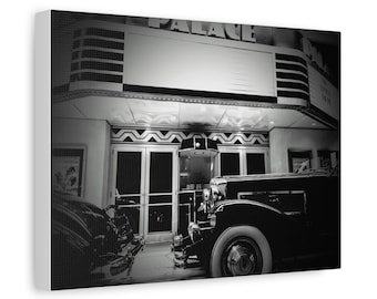 Marquesina de teatro antigua con estampado de coches clásicos.