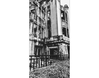 Edificio urbano de estilo vintage en decadencia, Japón. Lienzo en blanco y negro.