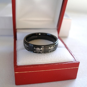 MENS- Black Tungsten &#39;Skull & Crossbones&#39; Ring     (size 13)