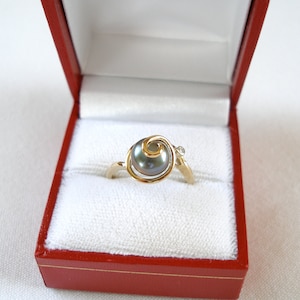 Anello in oro 10k con perla nera e diamante centrale