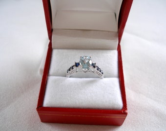Anillo solitario de aguamarina de 1,65 ct. con zafiro y diamante en oro blanco de 10 k.
