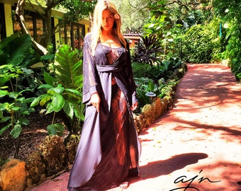 Bata de encaje nupcial y chiffon en negro ideal para tu boda o una noche especial.