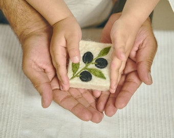 Filzseife - Olivenzweig. Naturseife umfilzt mit hochwertiger Baumwolle. Natürlicher Peeling-Effekt und antibakteriell.  Perfekt für Kinder.