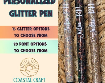 Puede incluir: Tres bolígrafos de purpurina con puntas de metal plateado y tinta negra. Cada bolígrafo lleva el nombre Julia RN en letra cursiva blanca. Los cuerpos están cubiertos de purpurina dorada, negra y bronce. El texto dice PERSONALIZED GLITTER PEN, 75 GLITTER OPTIONS TO CHOOSE FROM, 20 FONT OPTIONS TO CHOOSE FROM y COASTAL CRAFT STUDIO.