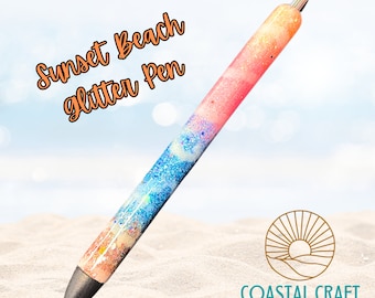 Puede incluir: Un bolígrafo con purpurina con temática de playa al atardecer. El bolígrafo presenta un degradado de colores, incluyendo naranja, rosa, azul y blanco, con detalles de purpurina. El texto "Sunset Beach Glitter Pen" se muestra en la imagen.