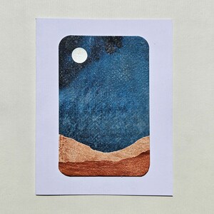 Cartão de felicitações feito à mão com colagem | Montanhas de cobre sob um céu iluminado pela lua