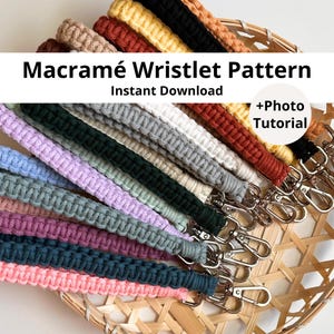 Può includere: Una collezione di braccialetti macramè in vari colori, tra cui rosa, blu, verde e viola, con chiusure color argento. L'immagine include il testo "Macramé Wristlet Pattern" e "Instant Download" con un'etichetta "+Photo Tutorial".