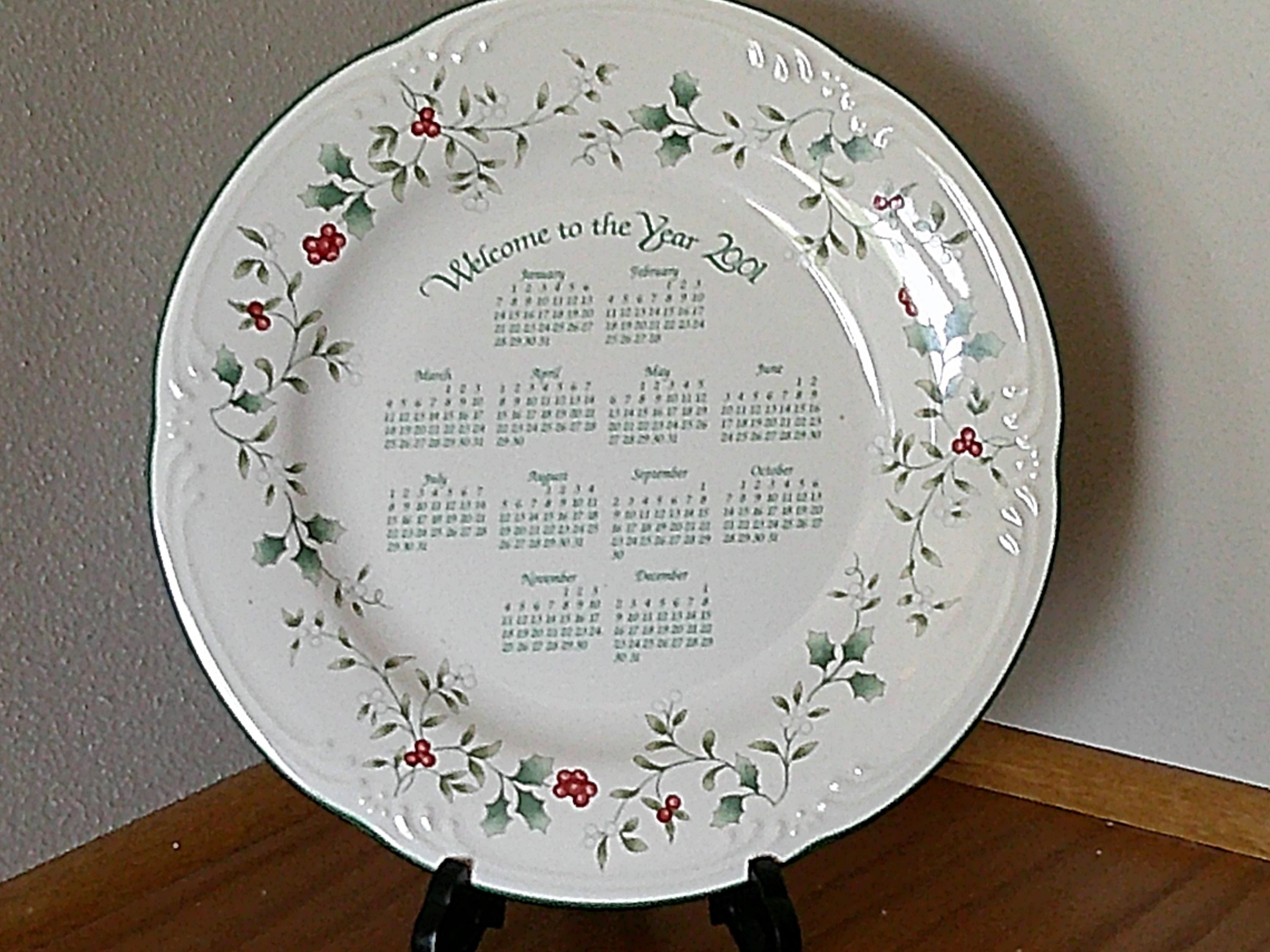 　MILLENNIUM　CALENDAR PLATE 2001 2001 Calendar Porcelain Plate by Wedgwood || Millennium 2000