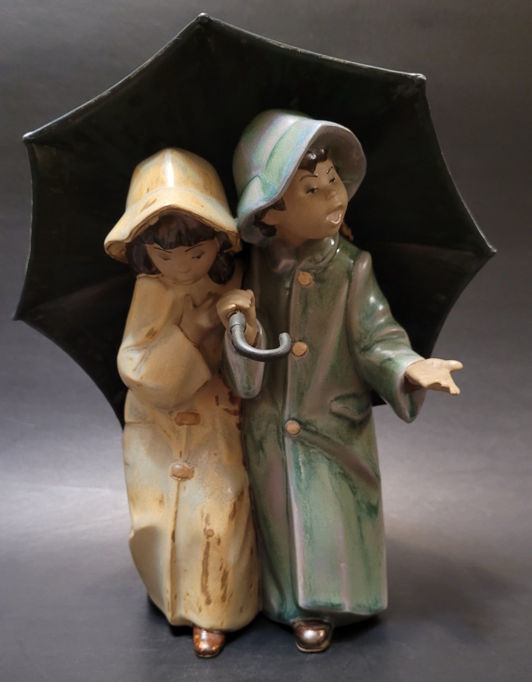 Lladro Rare UNDER THE RAIN. Gres Finish. #2077. Retired in 1989