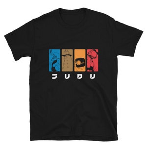 Puede incluir: Camiseta negra con un gráfico colorido de cuatro personajes del anime "FLCL". Los personajes están en cuadros de diferentes colores. El texto "FLCL" está escrito en blanco debajo del gráfico.