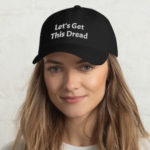 Puede incluir: Una gorra de béisbol negra con texto bordado en blanco que dice "Let's Get This Dread".
