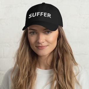 Puede incluir: Una gorra de béisbol negra con texto bordado en blanco que dice "SUFFER".