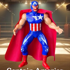 Puede incluir: Una figura de acci&oacute;n de pl&aacute;stico de un luchador que lleva una m&aacute;scara azul con una letra A blanca, un traje azul y rojo con una estrella y rayas, y una capa roja larga. La figura tiene brazos y piernas musculosos, botas rojas y rodilleras con estrellas.