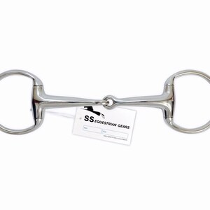 Op de afbeelding: Een zilverkleurig paardenbit met een D-ring ontwerp. Het bit is gemaakt van metaal en heeft een gladde afwerking.