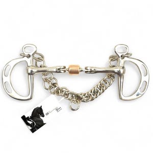 Op de afbeelding: Een roestvrijstalen D-ring paardenbit met een koperen rol. Een kinketting is onder het bit bevestigd. Een label met een zwarte paardenafbeelding en tekst is bevestigd.