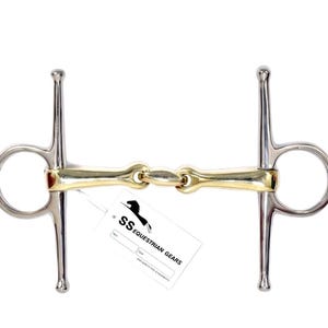 Op de afbeelding: Een roestvrijstalen en goudkleurige paardenbit met een centrale ketting en verticale staven. De bit heeft een label met de tekst "SS Equestrian Gears". De bit is ontworpen voor paardensport.
