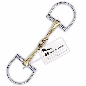 Op de afbeelding: Een paardenbit met een D-ring ontwerp, met een goudkleurig mondstuk en zilverkleurige ringen. Een wit label met de tekst "SS EQUESTRIAN GEARS" is bevestigd.